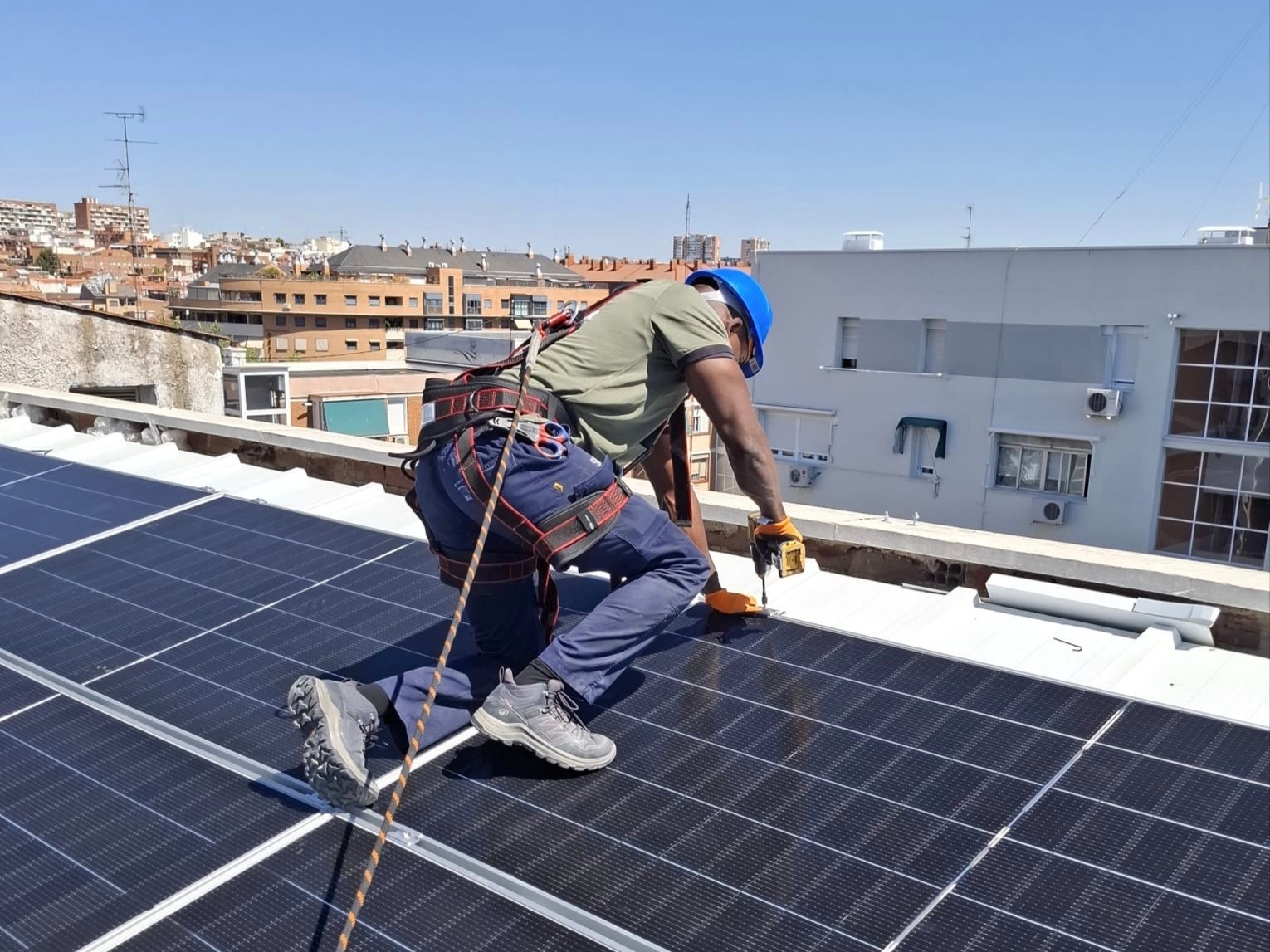 Instalador montando paneles solares en cubierta plana