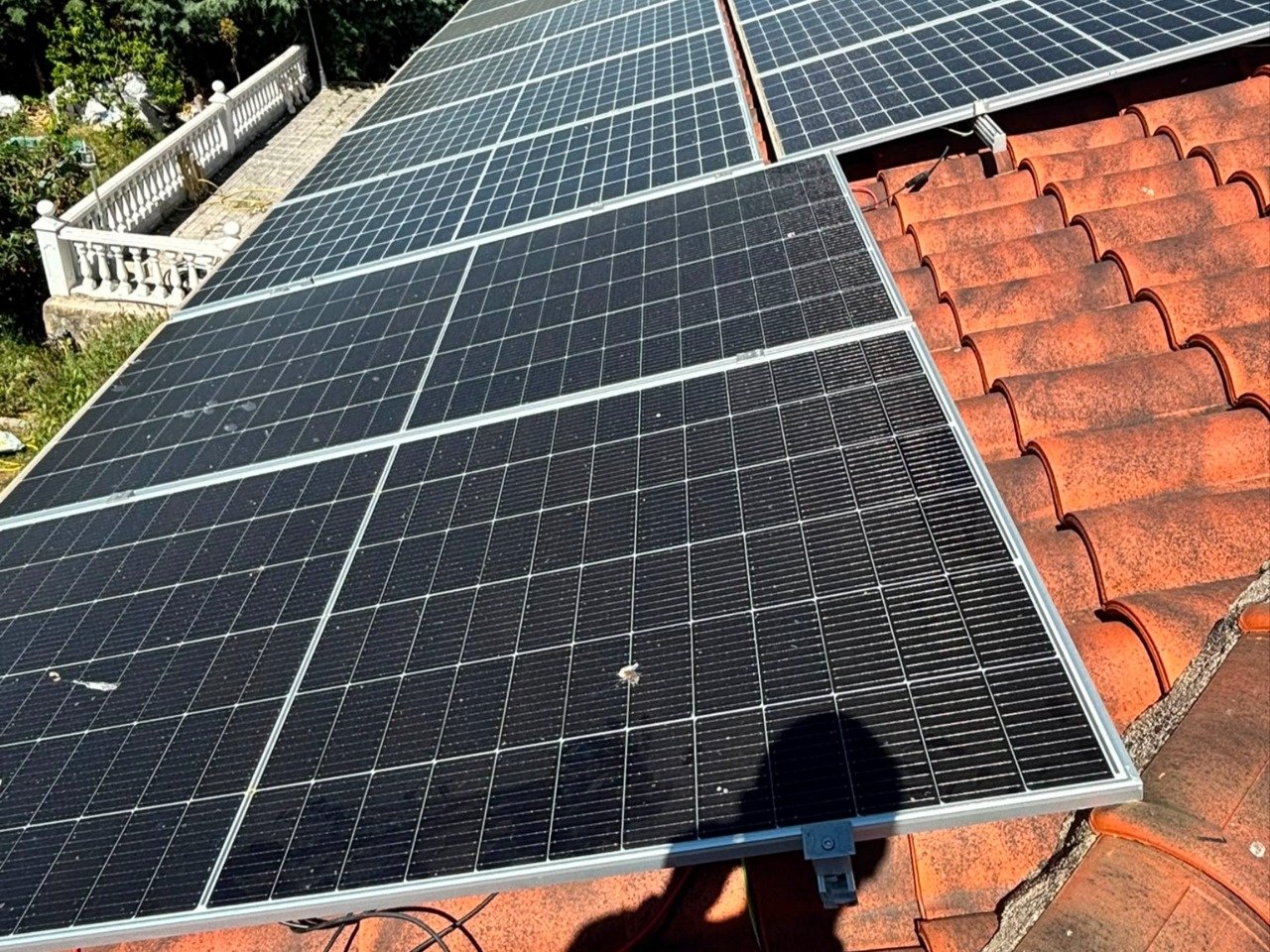 Paneles solares instalados en tejado de tejas